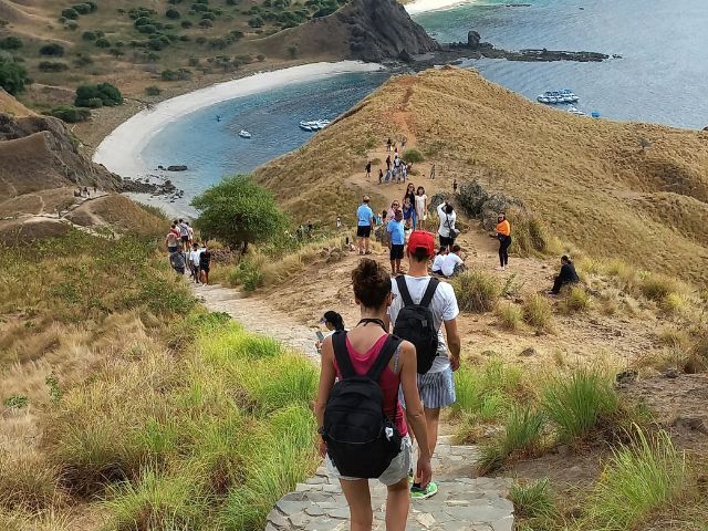 padar-trekking-down.jpg