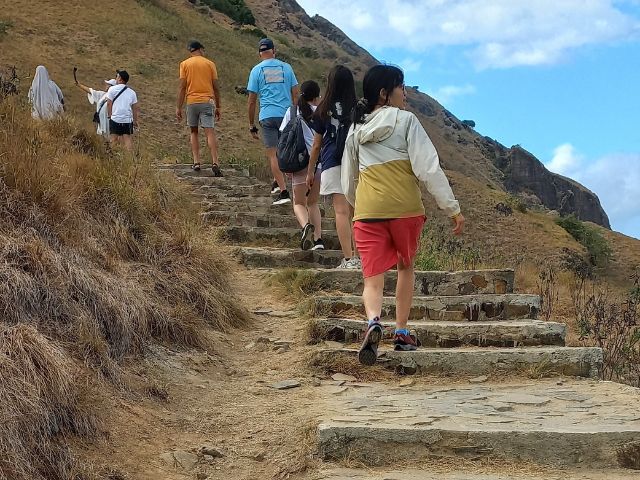 padar-trekking-up.jpg